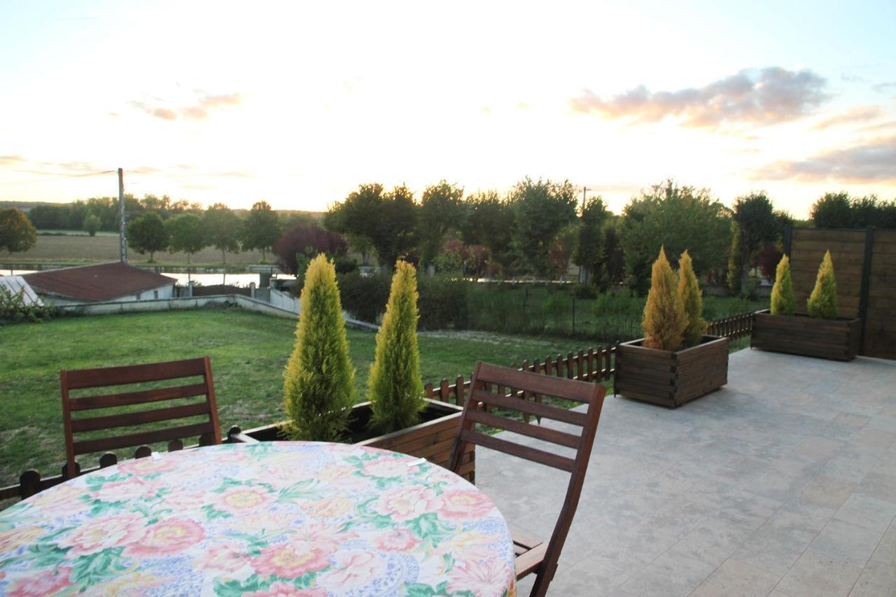 La Maison Et Son Jardin Sur Le Canal De Bourgogne Ravieres Kültér fotó