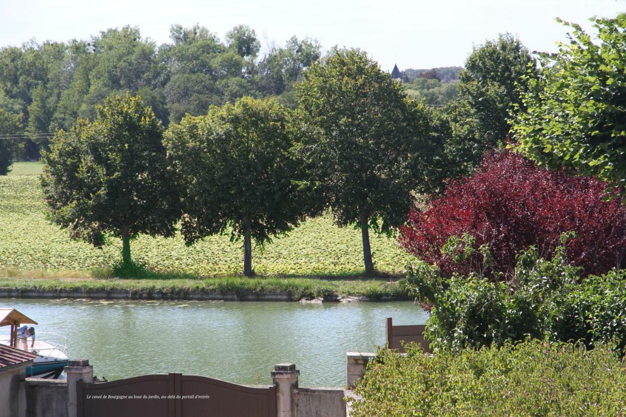 La Maison Et Son Jardin Sur Le Canal De Bourgogne Ravieres Kültér fotó