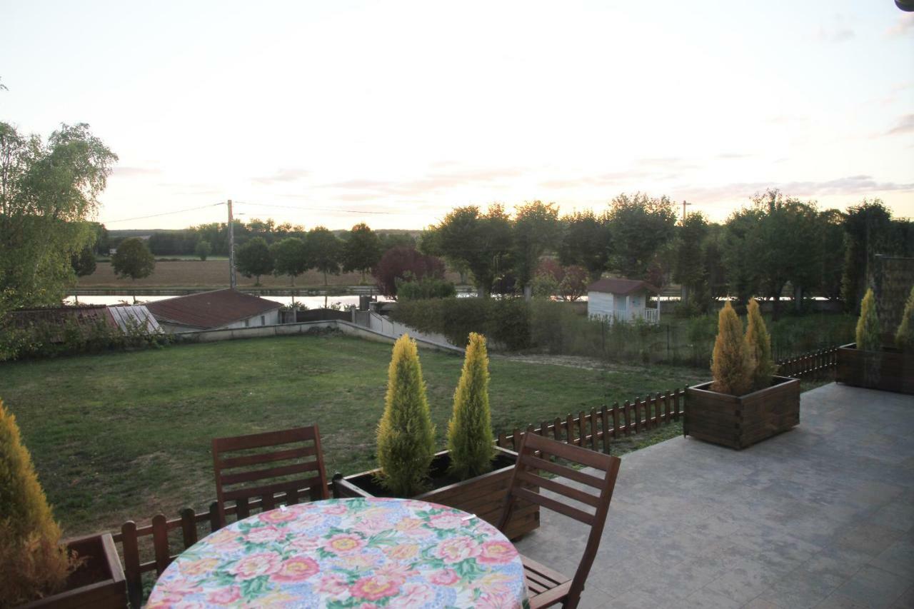La Maison Et Son Jardin Sur Le Canal De Bourgogne Ravieres Kültér fotó